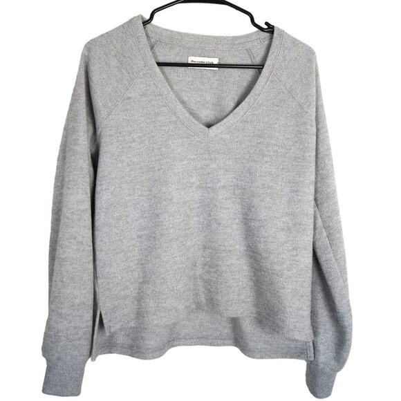Abercrombie & Fitch Soft A&F Cozy Gray V-neck Sweater High Low Hem Size XS - Picture 1 of 8